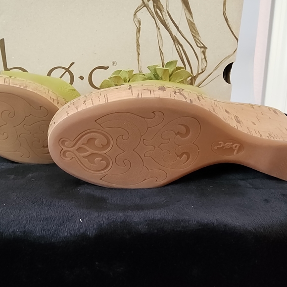 b.o.c. Green Floral Mules - Picture 5 of 7